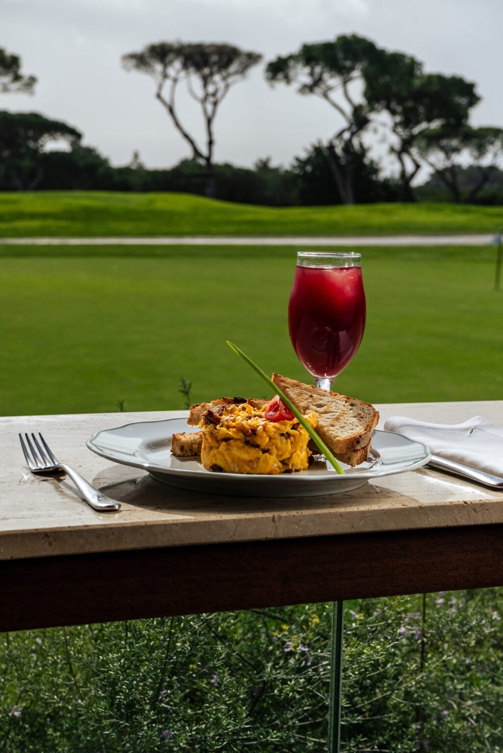 F&B product photography of Vince Miklos, Scrambled Eggs next to a golf course in Vilamoura Portugal
